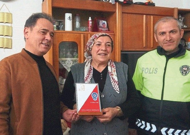 Ayşe teyzenin bayraklı selamı karşılıksız kalmadı