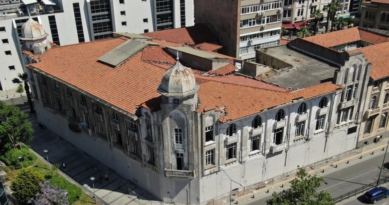 Hırsızlar İzmir’deki tarihi Kardiçalı Han’ın duvarlarını kırarak talan etti