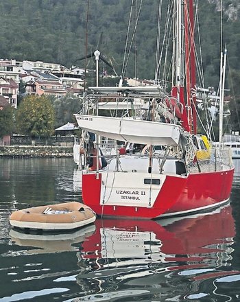 Teknede yaşıyor botla okula gidiyor