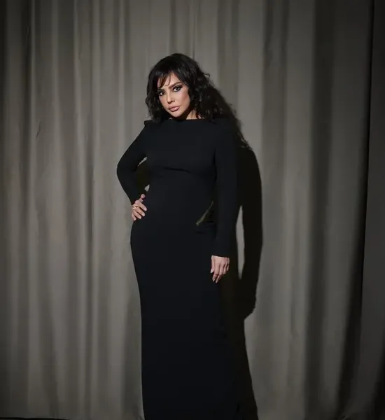 ebru-gundes-27-yil-sonra-bir-ilke-imza-atti-konserin-ilk-dakikalarinda-salonu-duygulandiran-surpriz-don-ne-olu-1792241815539.png