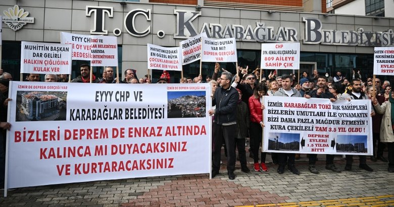 CHP’li Karabağlar Belediyesi TOKİ projesine karşı çıktı! Hak sahipleri, belediye önünde eylem yaptı