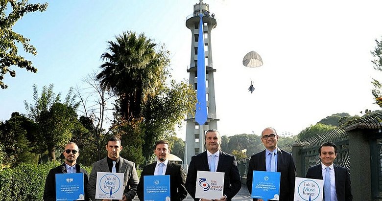 İzmir’de prostat kanseri farkındalığı için Paraşüt Kulesi’ne mavi kravat asıldı
