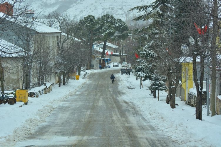 İzmir’de kar yağışı! Ödemiş ilçesi beyaza büründü