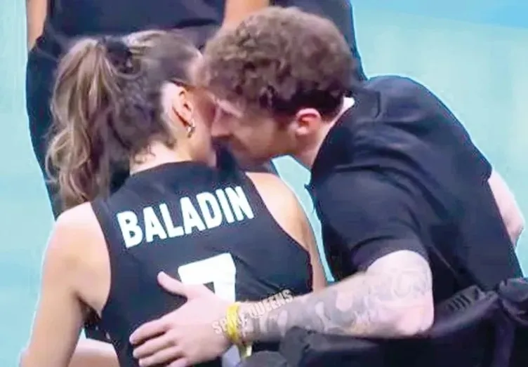 hande-baladin-mac-sonu-basketbolcu-onuralp-bitime-kostu-taze-ask-geceye-damga-vurdu-1787641295987.jpeg