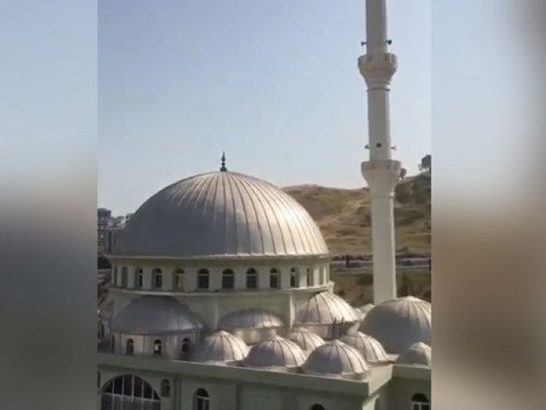 Camilerden korsan müzik yayını paylaşımı yapan CHP’li Banu Özdemir hakim karşısında