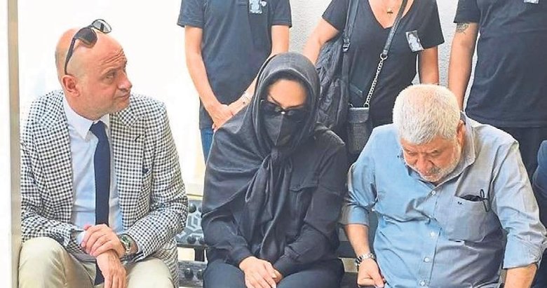 Ebru Gündeş, annesini son yolculuğuna uğurladı