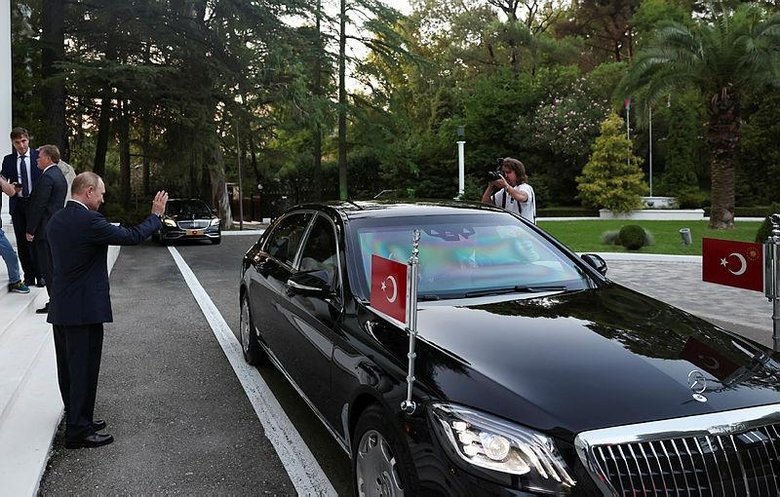 Başkan Erdoğan, Soçi Zirvesi dönüşü uçakta gazetecilerin sorularını cevapladı