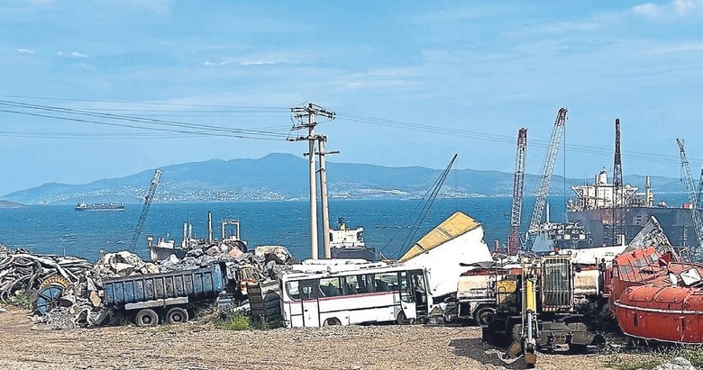 Aliağa’da çevre krizi... 15 bin ton tehlikeli atık etrafa saçılmış