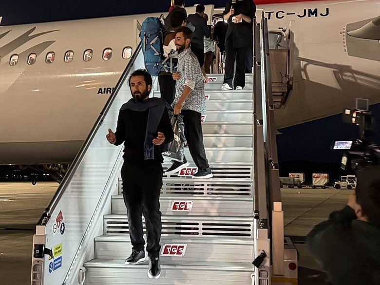 SON DAKİKA! Katil İsrail alıkoymuştu! 15 Türk aktivisti taşıyan uçak İstanbul’a ulaştı