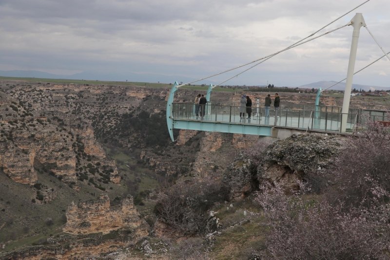 Uşak’ta bulunan dünyanın en uzun ikinci kanyonundaki bu terasta yürümek cesaret istiyor
