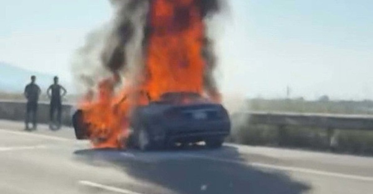 Aydın'da panik anlar! Otomobil alev alev yandı! Can havliyle kendilerini dışarı attılar