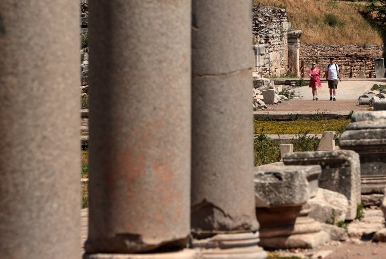 Efes Antik Kenti’ne ziyaretçi akını! Salgının izi kruvaziyer turizmiyle siliniyor