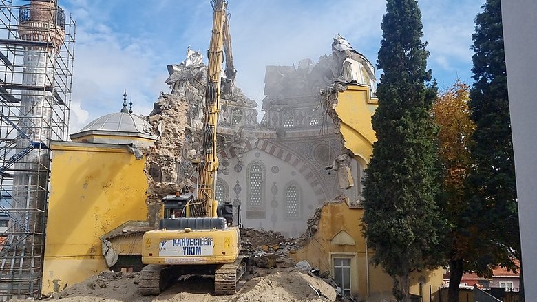 Domaniç’te tarihi minaresi korunan cami 3’üncü kez yıkılıyor