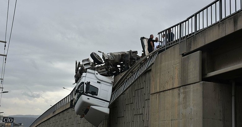 İzmir’de akılalmaz kaza: Devrilen TIR viyadükte asılı kaldı