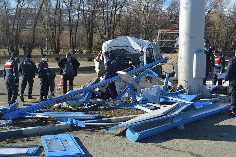 Afyonkarahisar’da feci kaza! Kamyonet paramparça oldu
