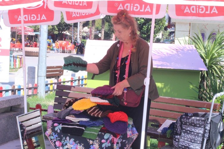 Ünlü oyuncu Fatma Belgen pazarda bere satıyor