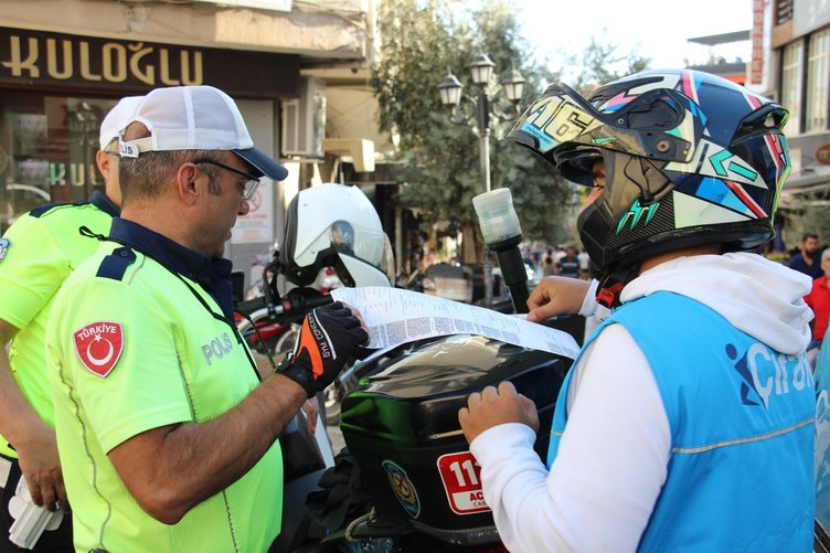Her şeyden habersizdi... Motosiklet üzerinde verdiği poz pahalıya patladı!