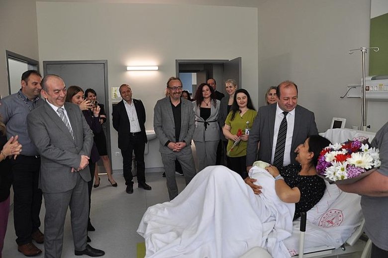 Ebe Yasemin’in doğumunu sınıf arkadaşları gerçekleştirdi