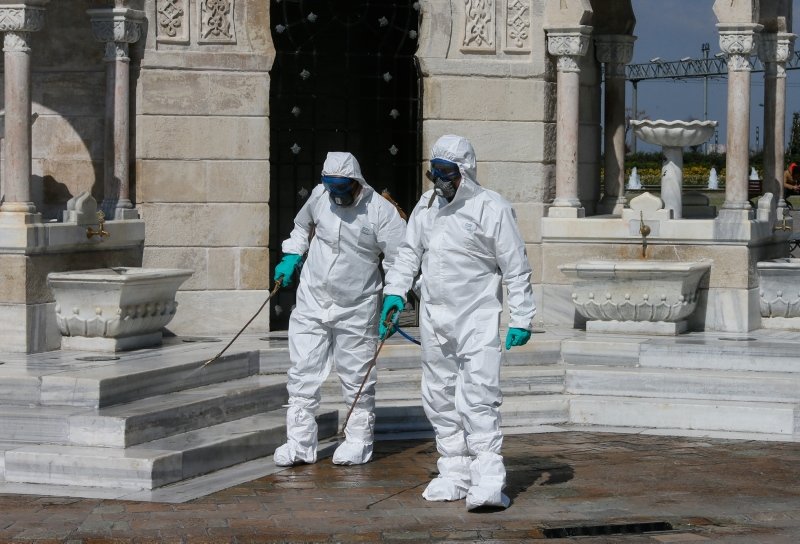 İzmir’de koronavirüse karşı dezenfeksiyon işlemleri sürüyor