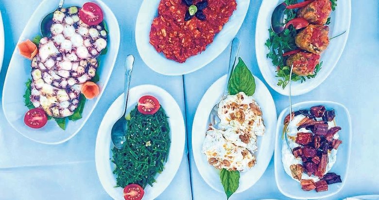 Yakamoz eşliğinde taze deniz ürünleri şöleni