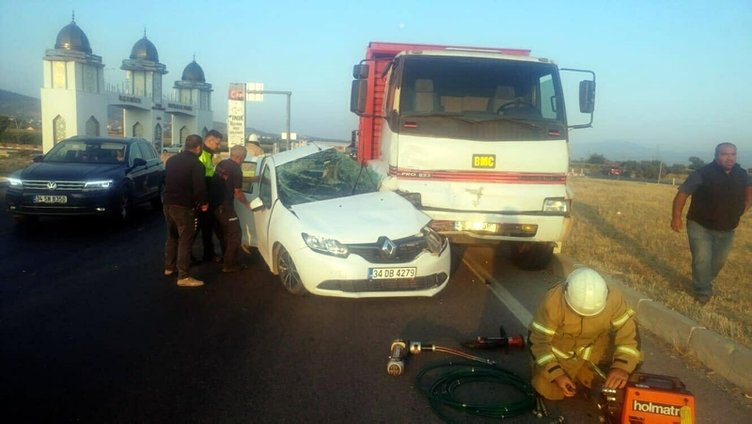 İzmir Kınık’ta feci kaza! Kamyon otomobile çarptı