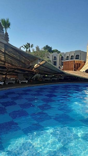 Didim’de faciadan dönüldü! Rüzgar otelin tentesini uçurdu