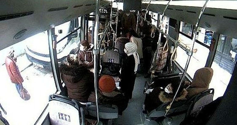 Şoförden alkışlık hareket! Bayılan yolcu için otobüsü acilin kapısına çekti