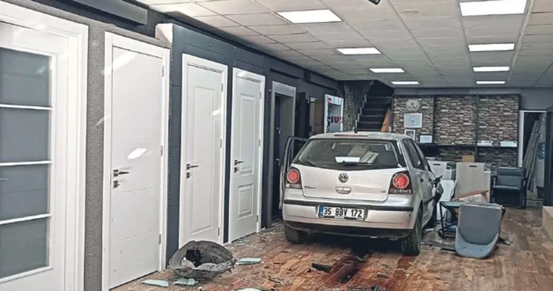 Otomobil parke dükkanına daldı