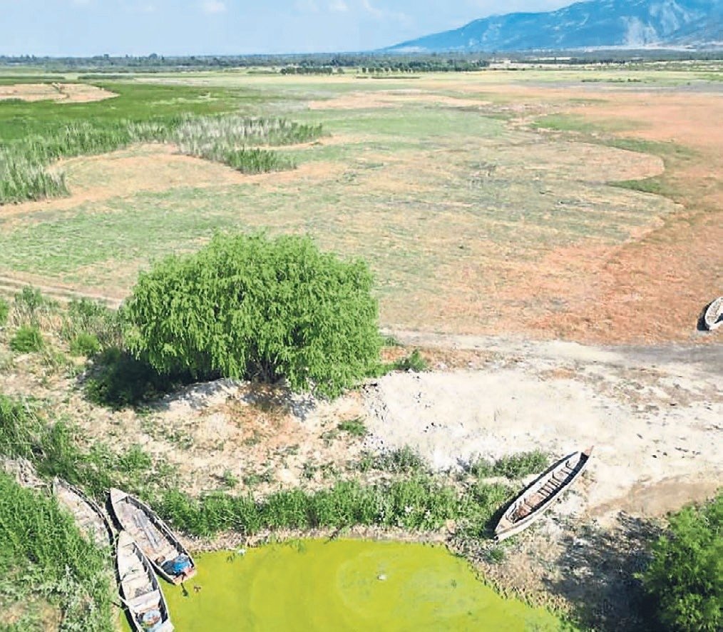 Göl değil çöl! Eber'deki kayıklar karaya oturdu