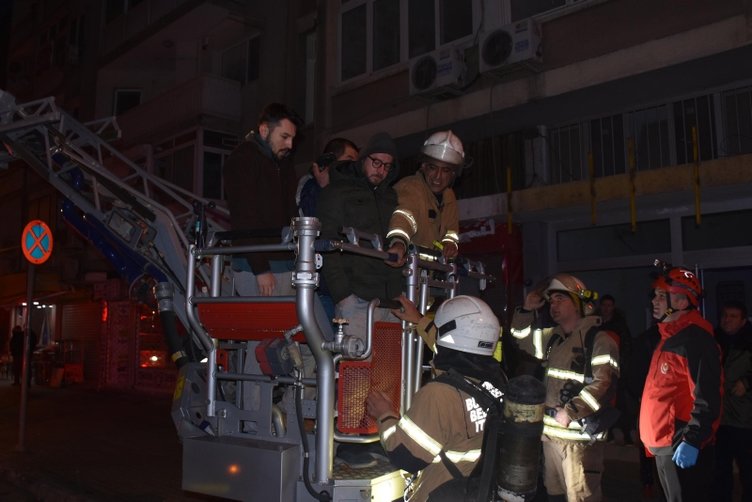İzmir’de korkutan yangın! 15 kişinin yaşadığı dairede...