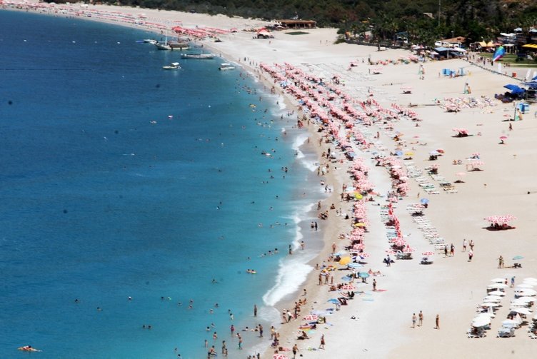 Muğla’da turistler sıcak havada denize koştular