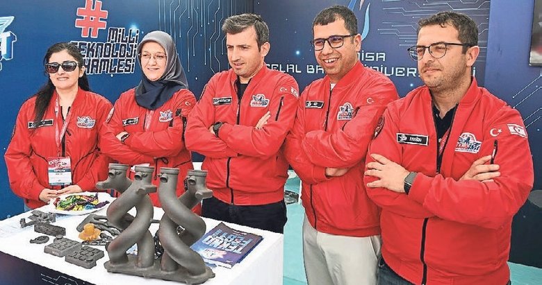 Selçuk Bayraktar’dan MCBÜ standına ziyaret