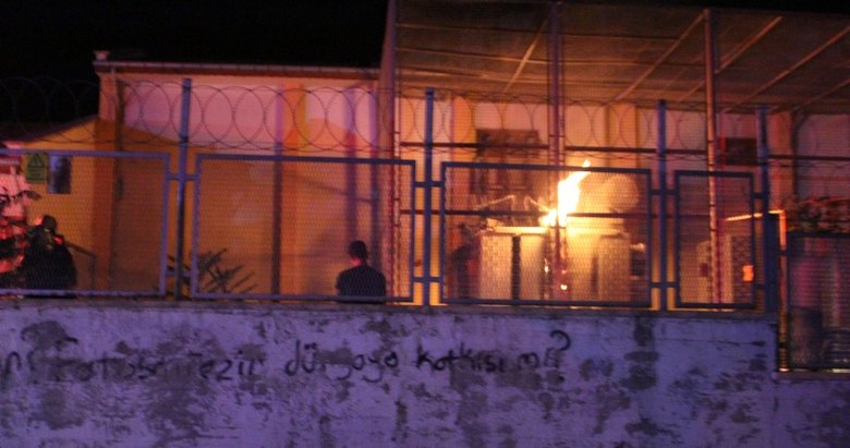 Trafoda yangın çıktı, araçlarını park edip izlediler!