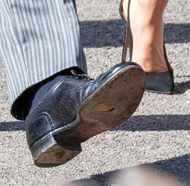Prens Harry’nin delik deşik olan ayakkabısı sosyal medyayı salladı