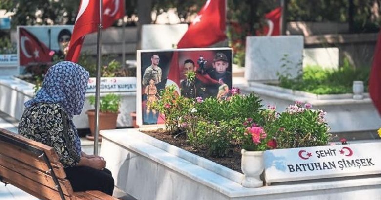 İzmir’de şehit yakınları bayramda şehitliği ziyaret etti