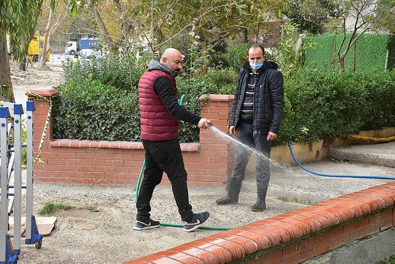 Depremde hasar gören binaların yıkımından yükselen toza esnaf tepkisi