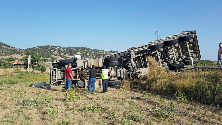 Kaya parçaları yüklü TIR kontrolden çıkarak devrildi