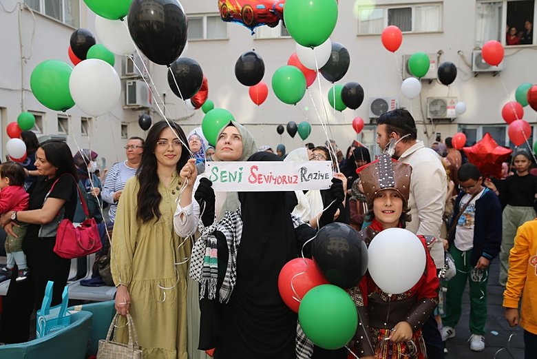 Raziye istedi, balonlar Gazzeli çocuklar için uçuruldu