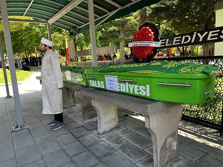 afyondaki-feci-kazada-hayatlarini-kaybetmislerdi-uzman-cavus-esi-ve-8-aylik-bebekleri-topraga-verildi-1783949822035.jpeg