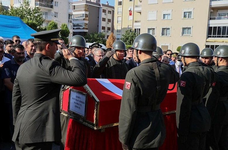 İzmir’de kahramana veda! Şehit Astsubay Batuhan Şimşek gözyaşlarıyla uğurlandı