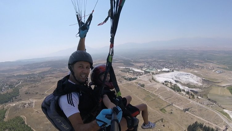 Çinli turistler Pamukkale’de yamaç paraşütü yapmadan ülkelerine dönmüyor