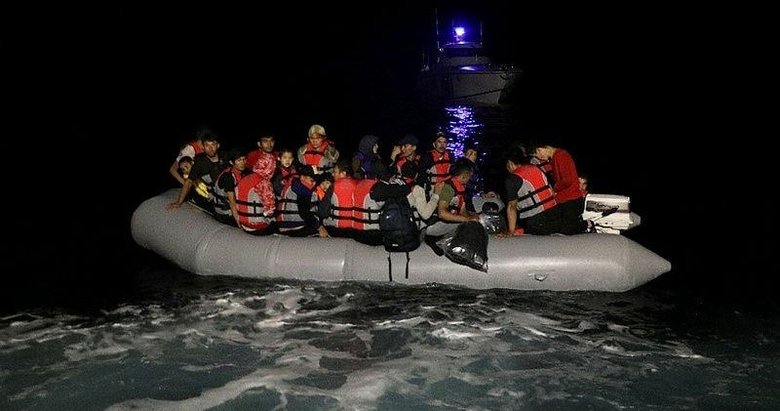 Motoru arızalanan lastik bottaki kaçak göçmenleri Sahil Güvenlik kurtardı