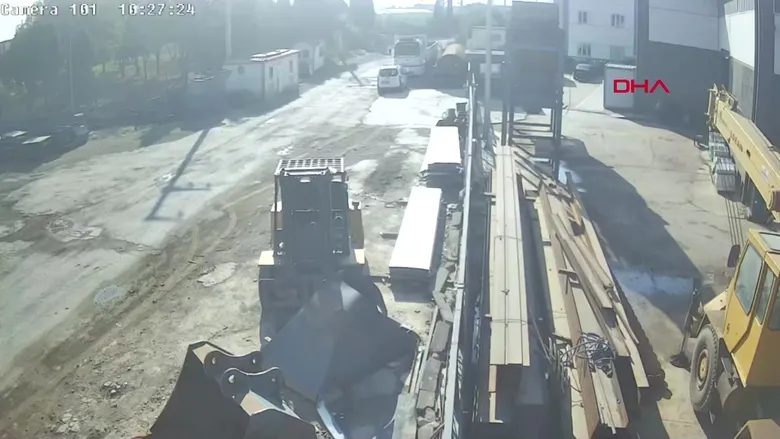 İzmir'de metal fabrikasında patlama