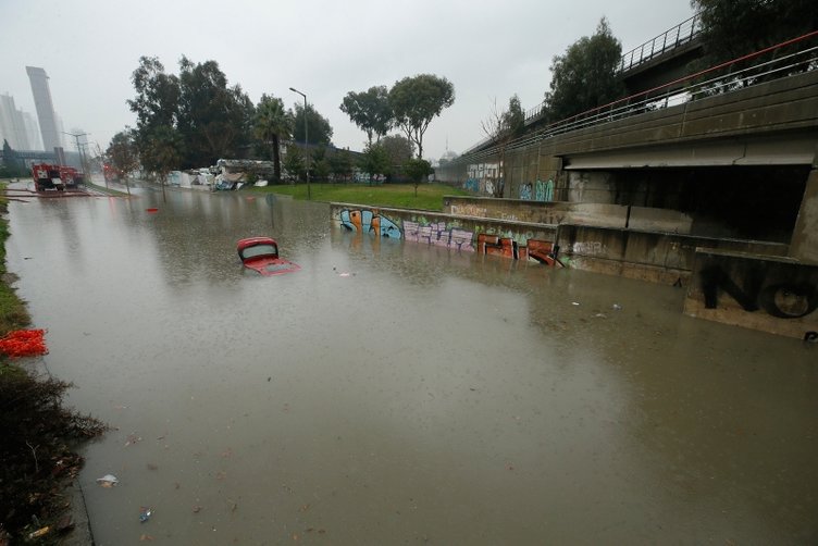 İzmir Torbalı’da yağmur nedeniyle taşan çay, köprüye zarar verdi