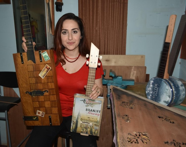 İzmir’de Türkiye’nin tek kadın kanun yapım ustasından geri dönüşüm enstrümanları