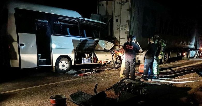 Servis minibüsü TIR’a çarptı! İzmir’deki feci kazada 2 ölü