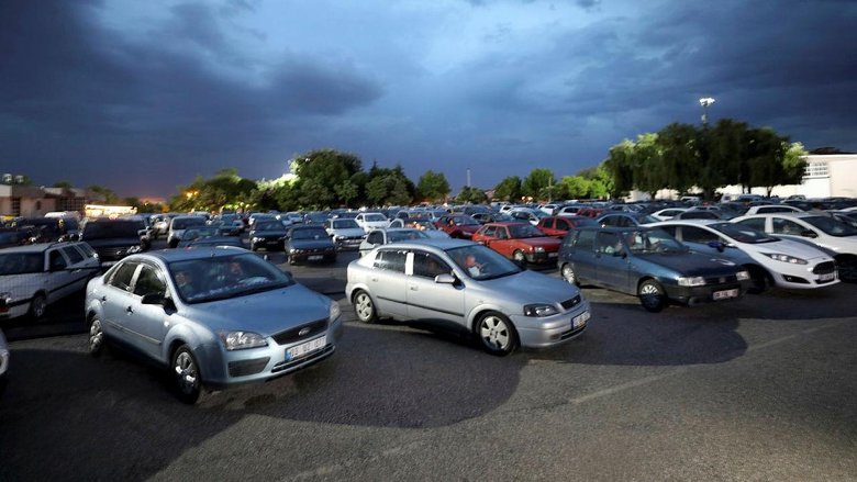 Arabada sinema keyfi! Yağmur altında film izlediler