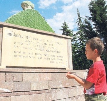 Askeri baba yol ortasında yatıyor