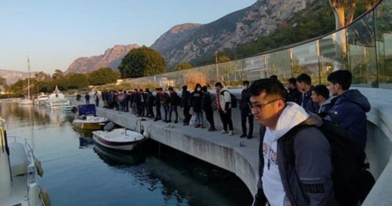 15 metrelik yelkenli tekneden 111 düzensiz göçmen çıktı