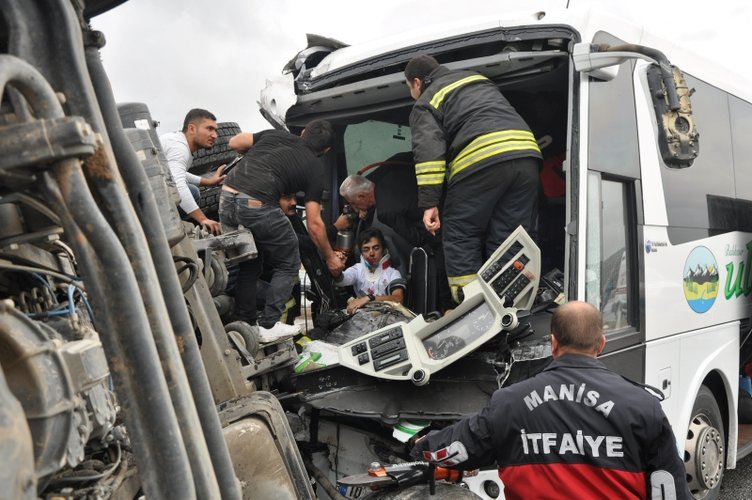 Manisa’da korkunç otobüs kazası